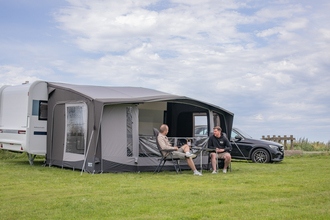 Telta Scenic 490 vor dem Wohnwagen offene front