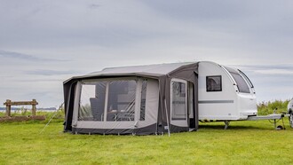 Telta Scenic Vorzelt 390 am Wohnwagen befestigt