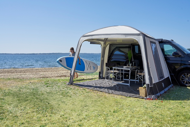 X-Tension Air Luftzelt weiß mit Camper am Strand