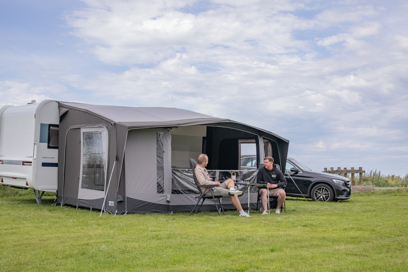 Telta Scenic 490 vor dem Wohnwagen offene front